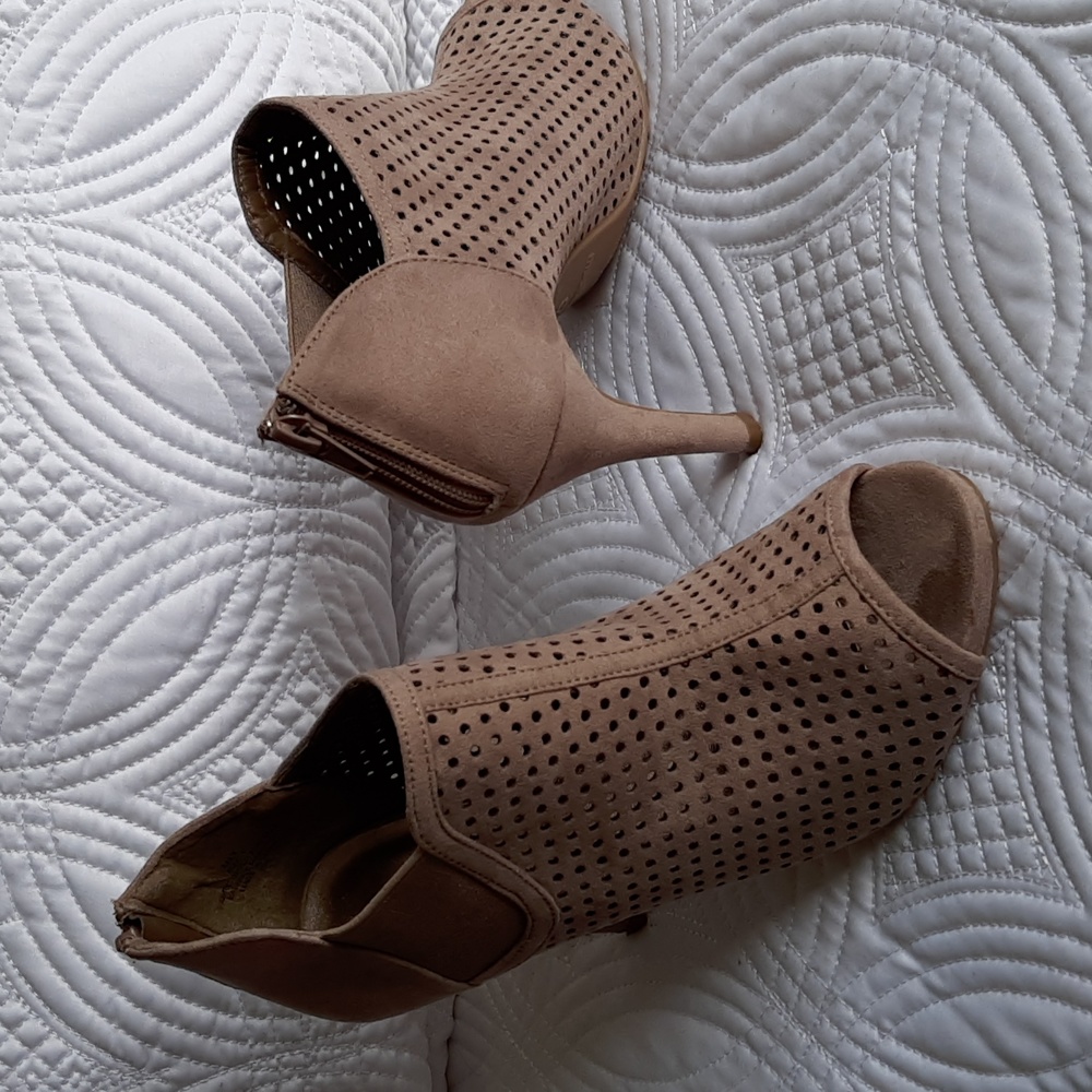 Madden Girl ankle bootie/shoe. Stilleto Size 7. Open toed. zipper at hee…